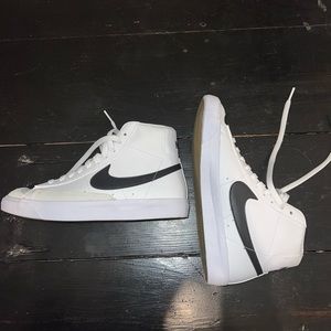 NIKE BLAZERS